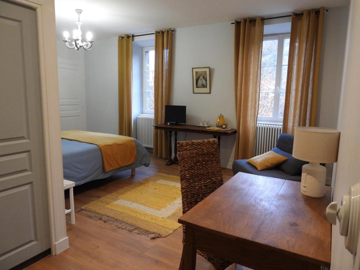 Le Figarelou Bed & Breakfast Thiezac Exterior photo